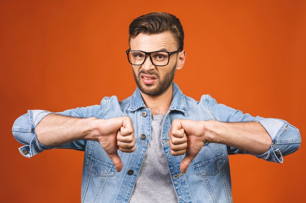 写真 スタジオでポーズをとる眼鏡の男