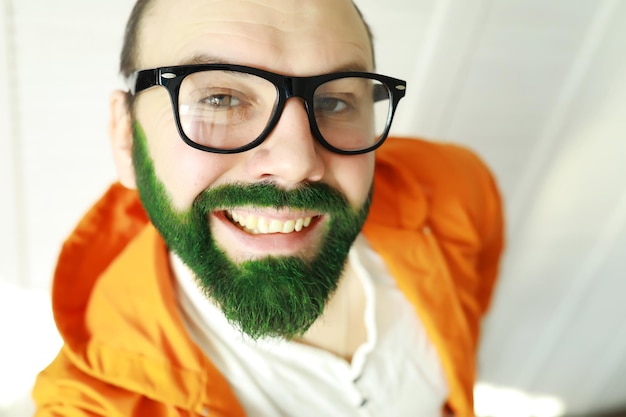 Photo a man with a green beard stpatrick 's day irish fan color beard