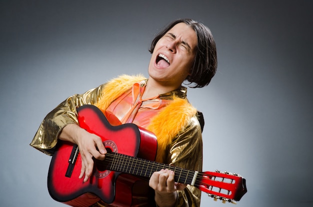 Foto l'uomo con la chitarra nel concetto musicale