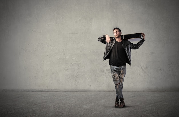 Uomo con la chitarra