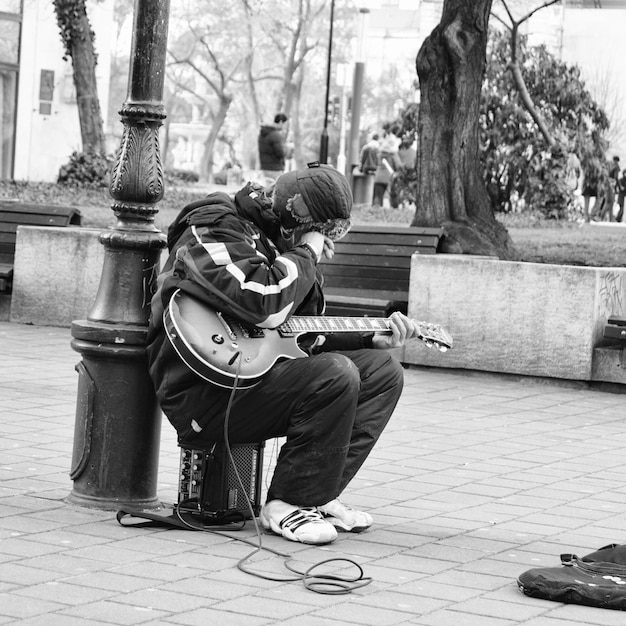 Foto uomo con la chitarra