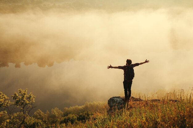 Photo man with hands apart on hill