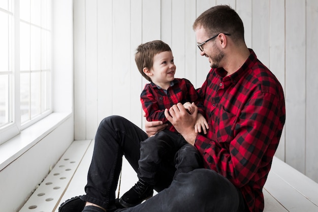 Uomo con figlio felice il giorno di padri