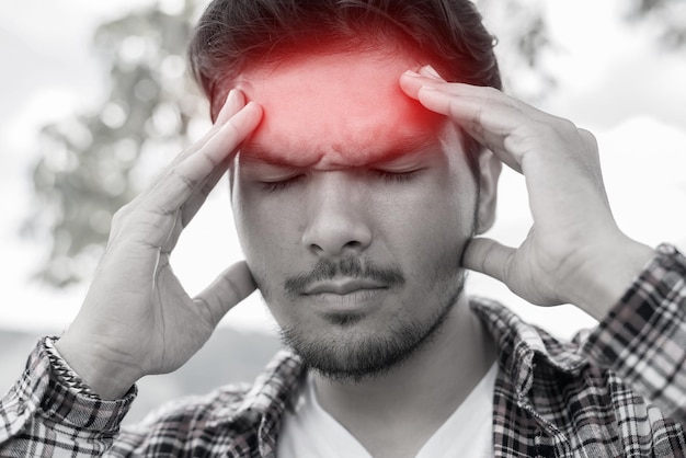 Photo man with headache against sky