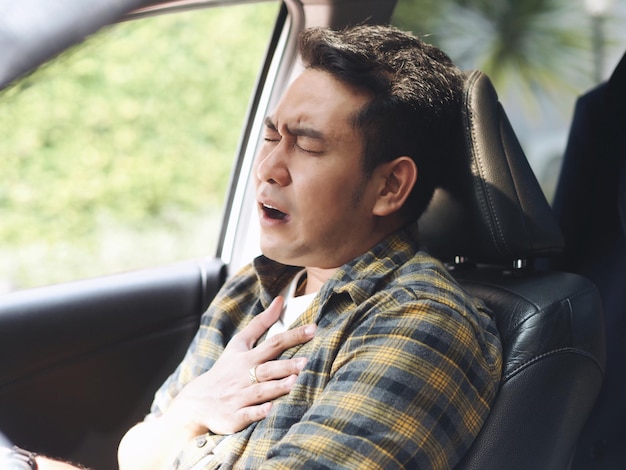 心の痛みを抱いた男が車に座っている