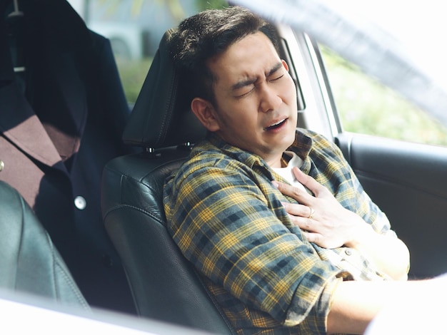 心の痛みを抱いた男が車に座っている