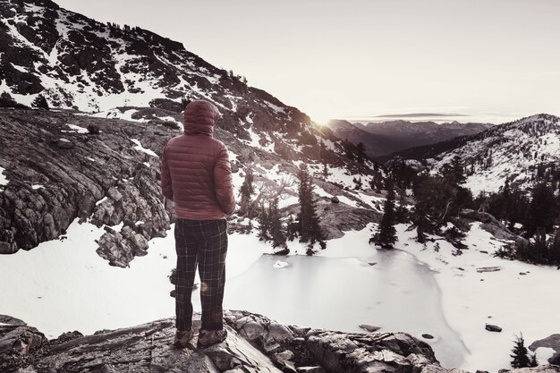 Uomo con attrezzatura per escursioni a piedi nelle montagne della sierra nevada, california, usa