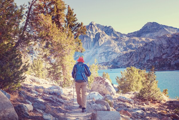 シエラネバダ山脈、カリフォルニア、米国を歩くハイキング用品を持つ男