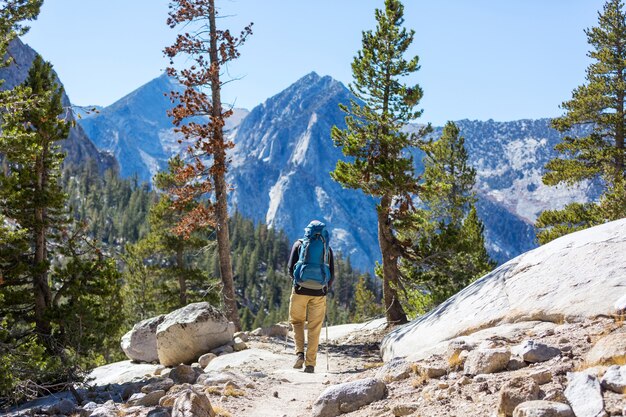 シエラネバダ山脈、カリフォルニア、米国を歩くハイキング用品を持つ男