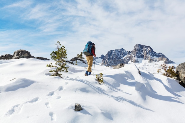 Uomo con attrezzatura per escursioni a piedi nelle montagne della sierra nevada, california, usa
