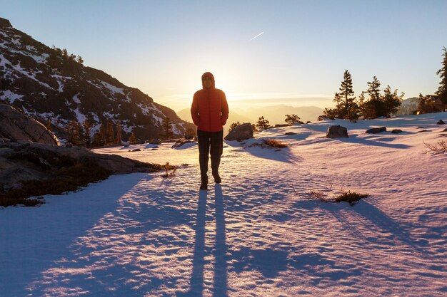 미국 캘리포니아 시에라 네바다 산에서 하이킹 장비를 들고 걷는 남자