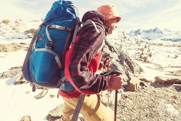 シエラネバダ山脈、カリフォルニア、米国を歩くハイキング用品を持った男