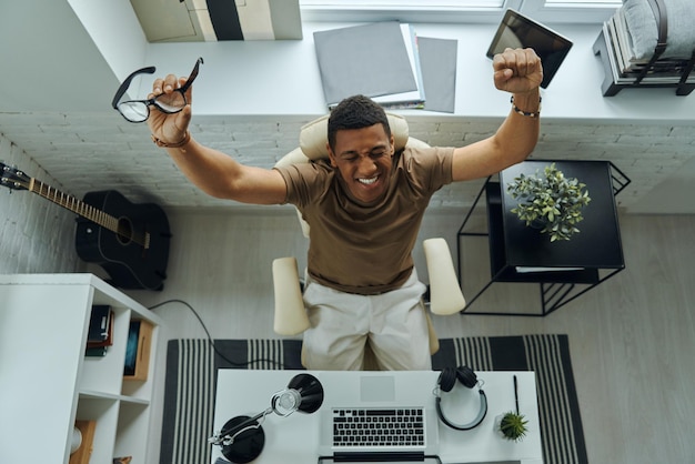 Photo a man with his arms up in the air with a smile on his face