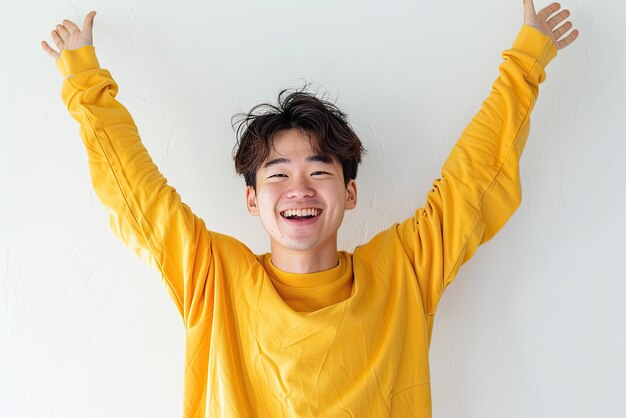 Photo a man with his arms up in a yellow shirt that says quot im happy quot