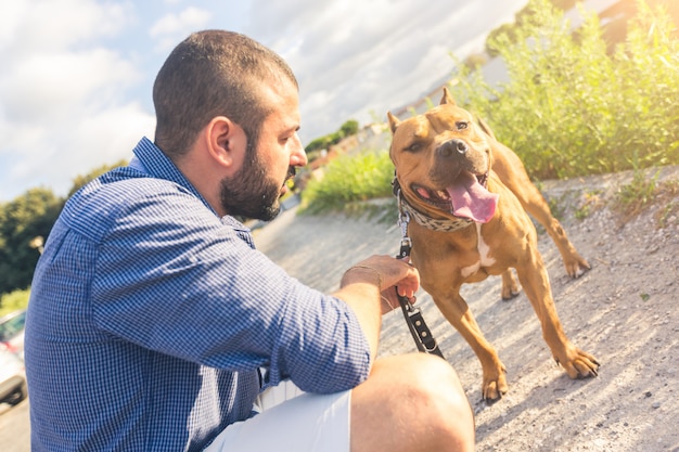 Foto uomo con il suo cane al parco