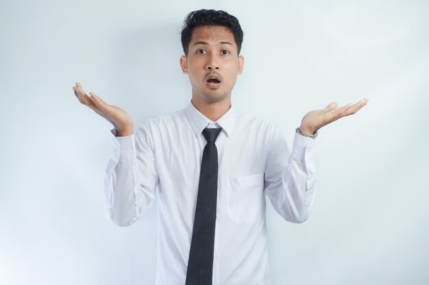 Foto un uomo con le mani in tasca e una camicia che dice 