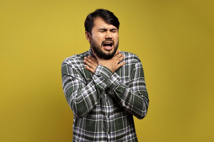 फोटो man with his hands on his throat feeling a lot of sore throat