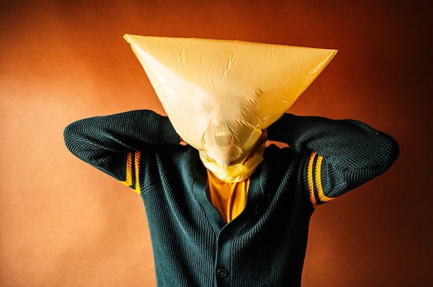 Photo man with his head covered by a plastic bag