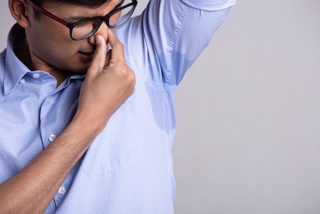 Uomo con iperidrosi sudorazione sui suoi vestiti. concetto di assistenza sanitaria.