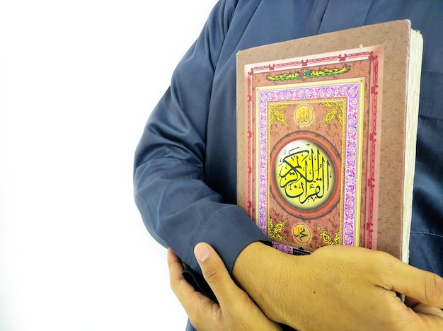 человек со священной книгой мусульман Корана