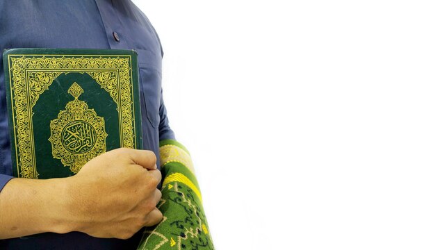 Photo man with koran holy book of muslims