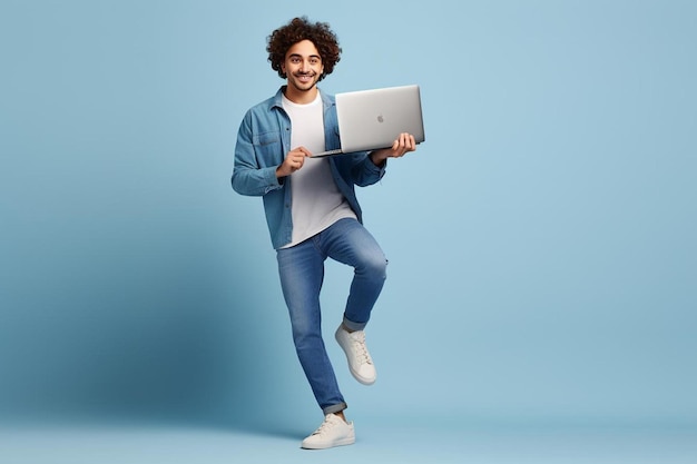 Photo a man with a laptop on his back and a blue background