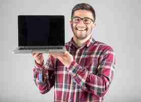 Photo man with laptop showing screeen