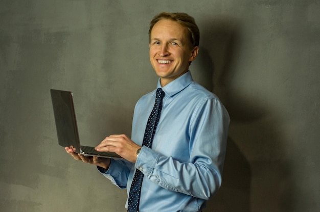 Photo man with laptop smiling and confident