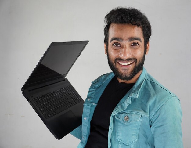 Foto uomo con un laptop sorridente isolato