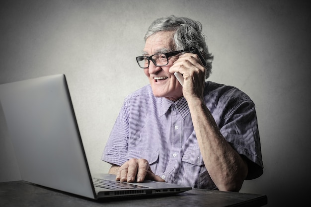 Un uomo con laptop