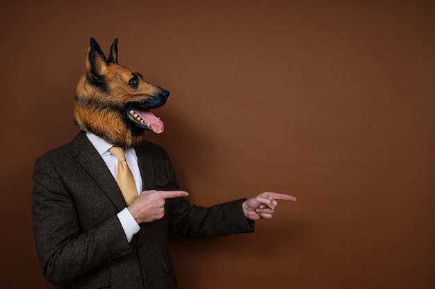 Un uomo con una maschera di testa di cane in lattice gesticolando