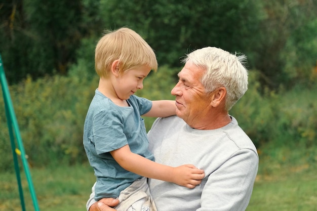 Photo a man with a little boy on his shoulders