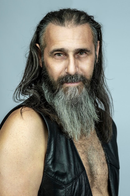 Foto uomo con i capelli lunghi e la barba