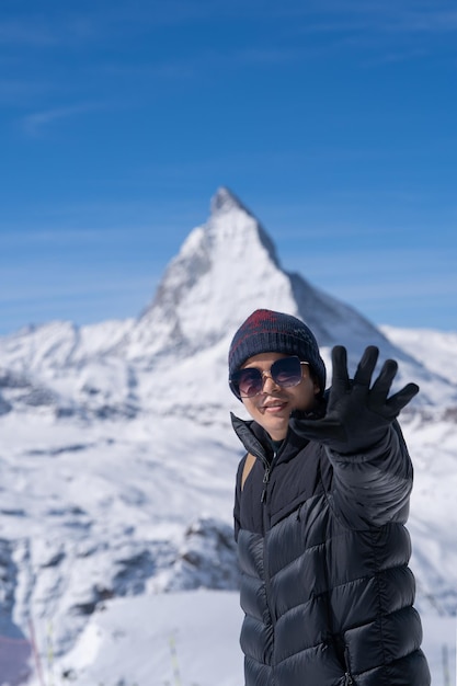 朝のマッターホルン山を持つ男 ツェルマット スイス