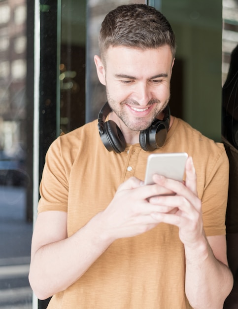 Uomo con cellulare e cuffie