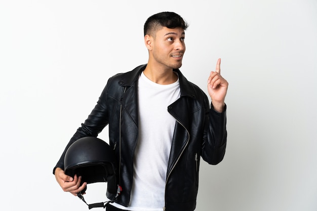 Uomo con un casco da motociclista in studio