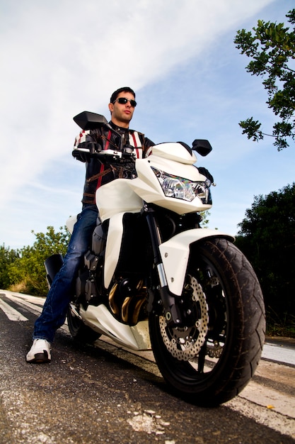 Foto uomo con una moto