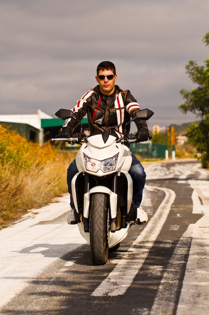 Photo man with a motorcycle