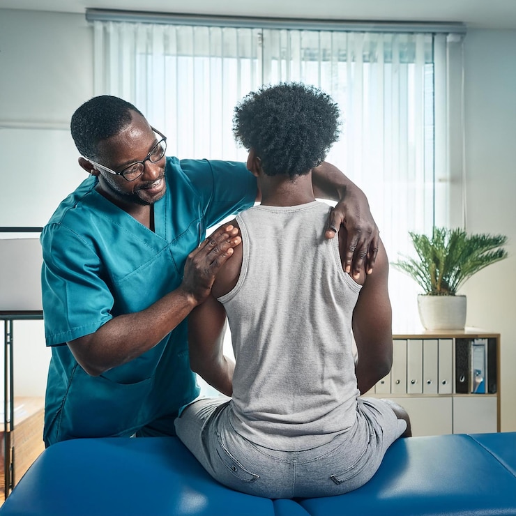 Photo a man with a nurse talking to a patient