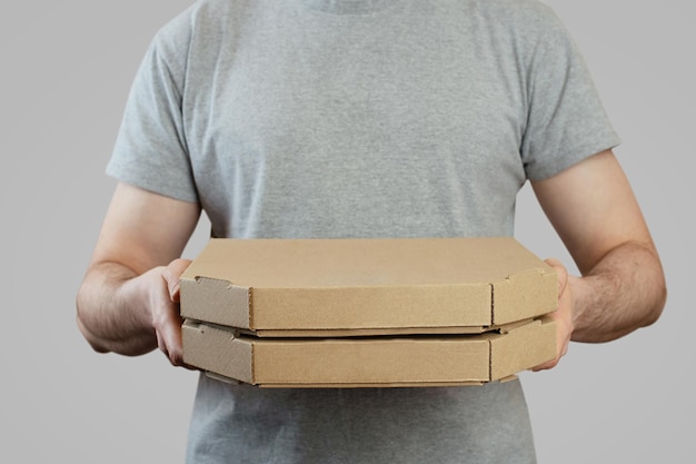 Мужчина с коробками из-под пиццы в руках Доставка пиццы