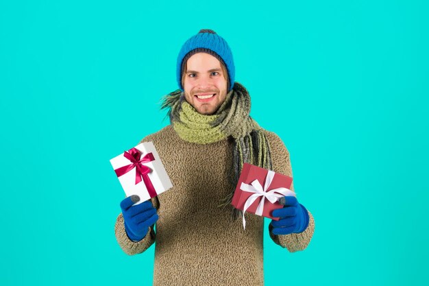 プレゼントボックスを持つ男。買い物。クリスマスプレゼント。クリスマス前の朝。冬の休日のお祝い。明けましておめでとう。クリスマスはここにあります。新年新しい私。