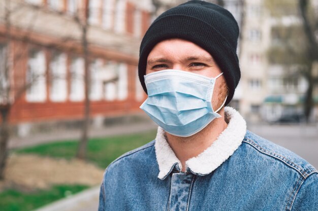 Uomo con maschera protettiva all'aperto