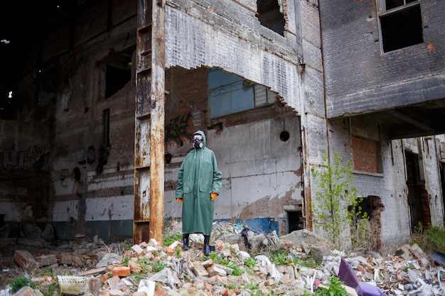 Photo a man with a protective mask and protective clothing examines the danger zone ecological catastrophe dangerous toxic zone