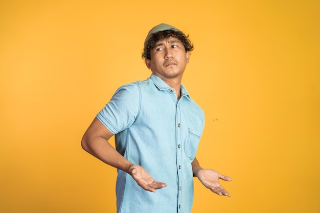 孤立した背景に表情を疑う男