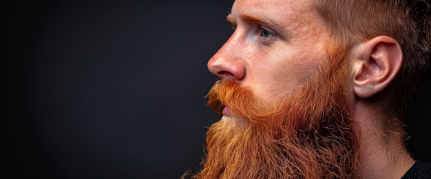 Foto uomo con la barba rossa e i capelli lunghi