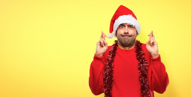 손가락 건너와 소원 크리스마스 휴일을 축하하는 빨간 옷을 가진 남자