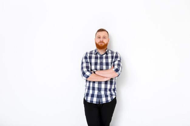 Foto uomo con capelli rossi e barba in camicia a quadri