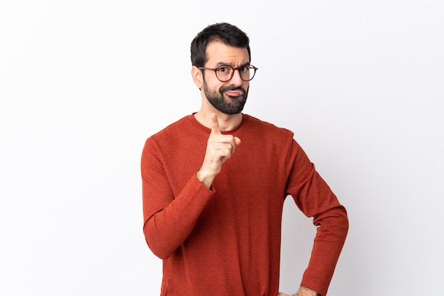 Uomo con la posa rossa del maglione