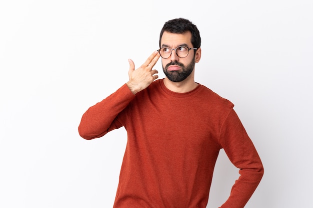 Uomo con la posa rossa del maglione