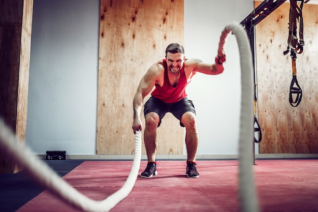 Foto uomo con la corda in allenamento fitness